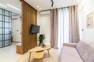 Televízia a/alebo spoločenská miestnosť v ubytovaní CLIC - Comfort Luxury in City of Ioannina