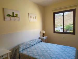 een slaapkamer met een bed en een raam bij apartamentos la villa 3 in San Sebastián de la Gomera
