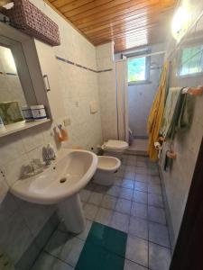 A bathroom at Filumare