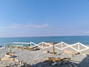 una cerca blanca en una playa cerca del océano en Filumare, en Marina di Fuscaldo