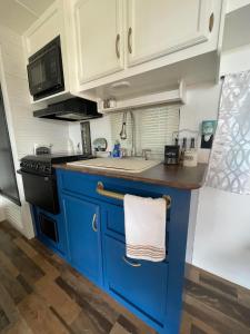 El Camper RV with pool. tesisinde mutfak veya mini mutfak