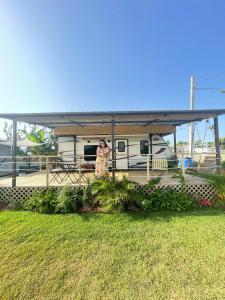 El Camper RV with pool. tesisinin dışında bir bahçe