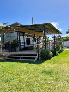 El Camper RV with pool. tesisinin dışında bir bahçe