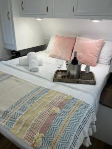 El Camper RV with pool. tesisinde bir odada yatak veya yataklar