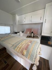 Postel nebo postele na pokoji v ubytování El Camper RV with pool. + 37 fotografií