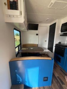 TV a/nebo společenská místnost v ubytování El Camper RV with pool.