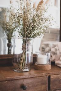un vase avec des fleurs sur une table dans l'établissement Donna Elena - Epoque Residence, à Asti