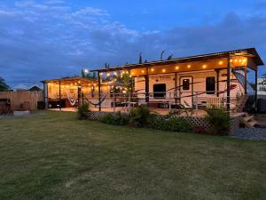 El Camper RV with pool. tesisinin dışında bir bahçe