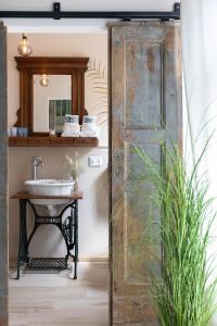 - une porte ancienne dans une salle de bains avec lavabo dans l'établissement Donna Elena - Epoque Residence, à Asti
