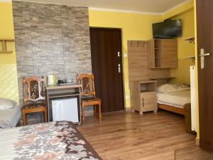 ein kleines Zimmer mit einem Bett, einer Küche und einem Schlafzimmer in der Unterkunft Limba in Łeba