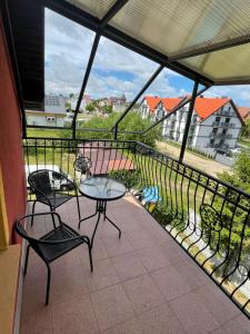 ein Balkon mit zwei Tischen und Stühlen und Aussicht in der Unterkunft Limba in Łeba