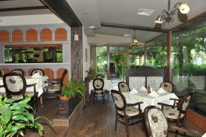 ห้องอาหารหรือที่รับประทานอาหารของ Family Hotel Edia-Sandanski