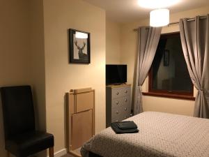 Un pat sau paturi într-o cameră la No 5 Newly refurbished 4 bedroom house