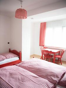 sypialnia z 2 łóżkami, stołem i oknem w obiekcie Hotel-Restaurant Köhler w Stuttgarcie