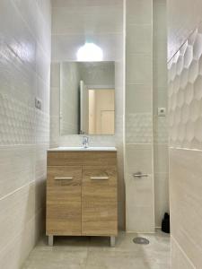 y baño con lavabo y espejo. en Mejorana Apartament, en Madrid