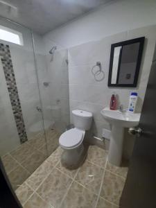 Koupelna v ubytování Apartamentos El Caudal, Villavicencio