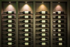 uma parede de garrafas de vinho numa adega em Fletcher Hotel-Restaurant Mooi Veluwe em Putten