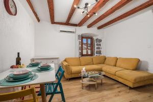 salon z kanapą i stołem w obiekcie Apartment Lucci w mieście Rijeka