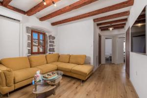 ein Wohnzimmer mit einem Sofa und einem Tisch in der Unterkunft Apartment Lucci in Rijeka