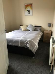 Llit o llits en una habitació de No 5 Newly refurbished 4 bedroom house