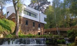 une maison construite au-dessus d'une cascade dans l'établissement Quinta da Azenha, 