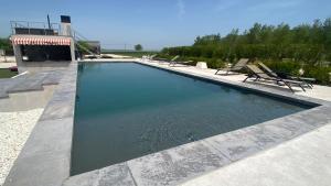 Der Swimmingpool an oder in der Nähe von WHITE HOUSE EN ENGUERA - Fantástica casa con jacuzzi piscina y barbacoa