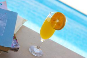 Πισίνα στο ή κοντά στο Elena Villa, an Authentic Retreat with Private Pool, By ThinkVilla