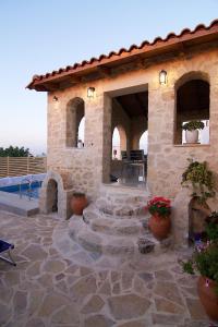 Πισίνα στο ή κοντά στο Elena Villa, an Authentic Retreat with Private Pool, By ThinkVilla