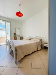 - une chambre blanche avec un lit et une fenêtre dans l'établissement Nerissa Holiday Home, à Gallipoli