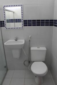 un bagno bianco con un water e un lavandino di Hospedaria Casa dos Gêmeos- Fernando de Noronha-PE a Fernando de Noronha Altre 39 foto