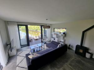 Ruang duduk di Luxurious detached water villa with jetty