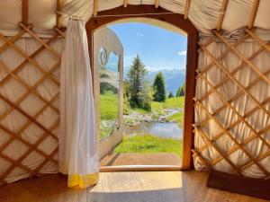 una porta aperta per una yurta con vista di Alp Jurte Skihütte Feldis a Feldis