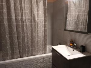 a bathroom with a sink and a shower at House Lantana 1432 in Pentátion