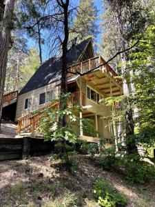 Gallery image of Lakes Edge Lodge A-frame steps away from the lake! in Lake Arrowhead