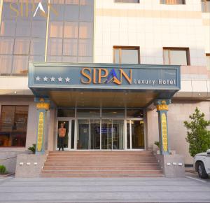 Sipan Hotel في أربيل: مبنى يحمل علامة على فندق فخم نجمة