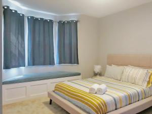 um quarto com uma cama com duas toalhas em @ Marbella Lane - 3BR Elegant House Laundry + P em Newark
