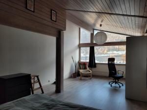 1 dormitorio con cama y ventana grande en Svingen Apartments, en Balestrand