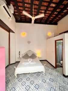a bedroom with a bed in a room with a ceiling at Villana's Hostal Santa Marta in Santa Marta +36 photos