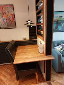 una mesa de comedor con una vela encima en Tórshavn City Apartment, en Tórshavn