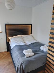Un pat sau paturi într-o cameră la Tórshavn City Apartment