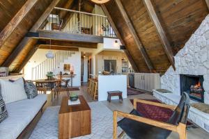 Ruang duduk di Roots Mountain House Modern A-Frame