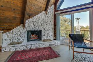 Ruang duduk di Roots Mountain House Modern A-Frame
