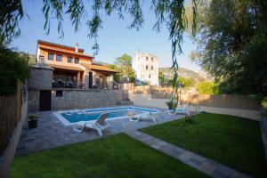 un cortile con piscina e una casa di Villa Enjoy XL a Mostar