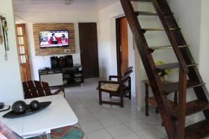 un soggiorno con scala e un soggiorno con TV di Hospedaria Casa dos Gêmeos- Fernando de Noronha-PE a Fernando de Noronha
