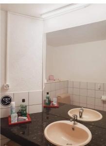 een badkamer met 2 wastafels en een spiegel bij Princess marfil in Biel