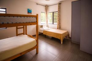 Krevet ili kreveti na sprat u jedinici u okviru objekta Villa Simone: Sunlit Beach Getaway w/ Pool + WIFI