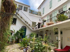 a courtyard of a house with plants and stairs at Villa Rosa Béziers in Béziers
