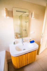 Ванная комната в Villa Simone: Sunlit Beach Getaway w/ Pool + WIFI