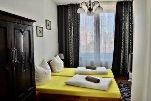 1 dormitorio con 2 almohadas en una cama amarilla en Koelsche Kluengel en Colonia
