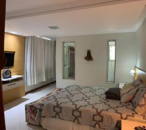 Una cama o camas en una habitación de Apartamento alto padrão no coração de Santa Teresa